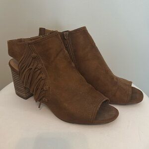 Heels with leather fringe.